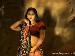 Indische Tänzerin mit heißen Kurven